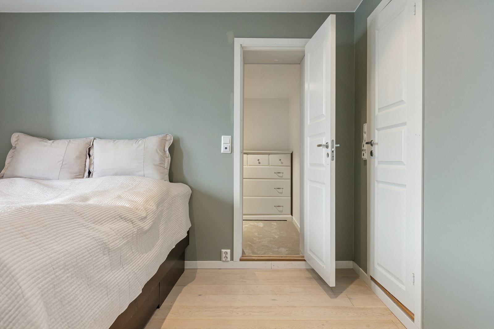 Rom som er benyttet som walk-in har rikelig med plass til klær og annen oppbevaring. Galleribilde