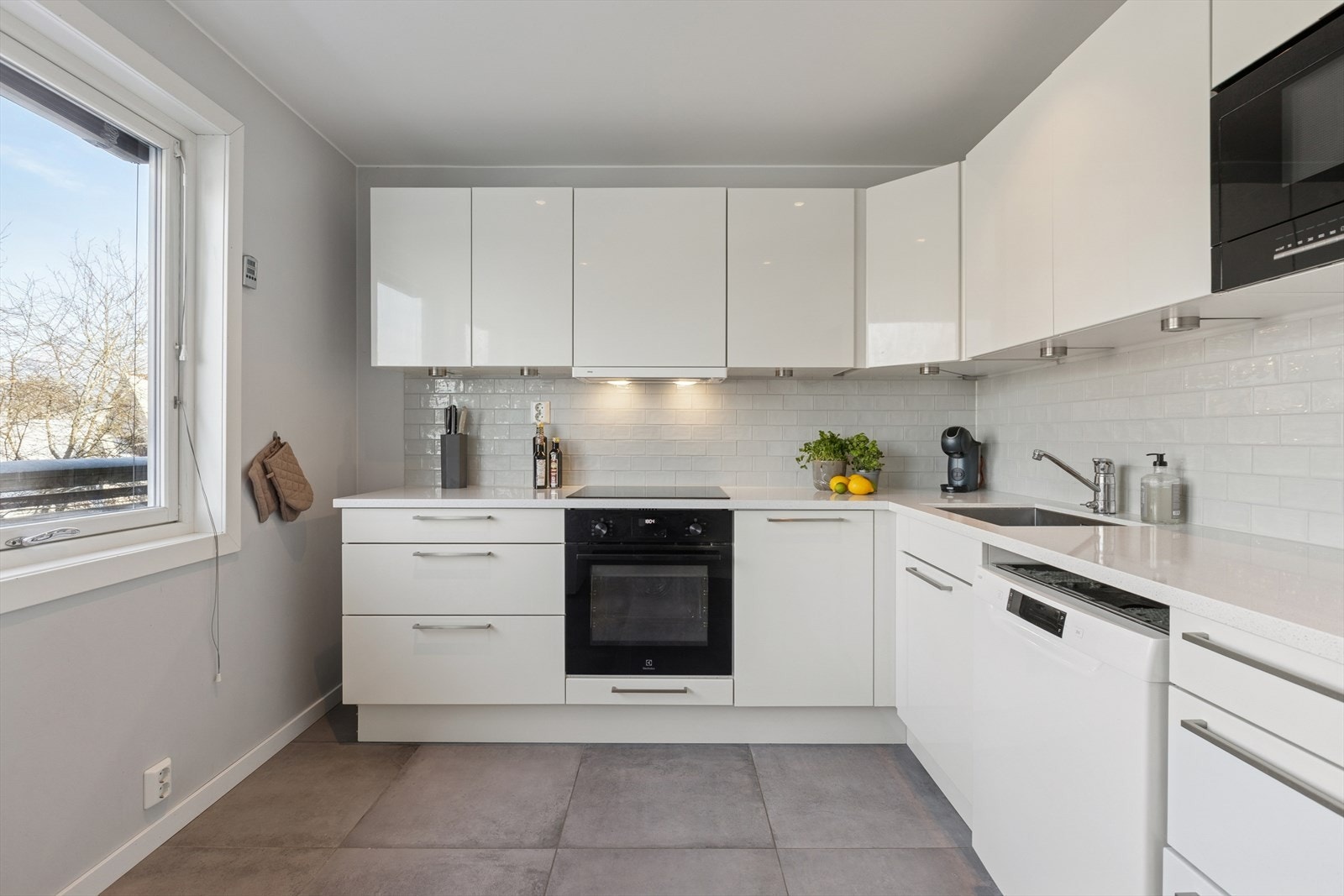 Delikat kjøkken fra 2018 med lyse overflater og gjennomtenkte løsninger. Galleribilde