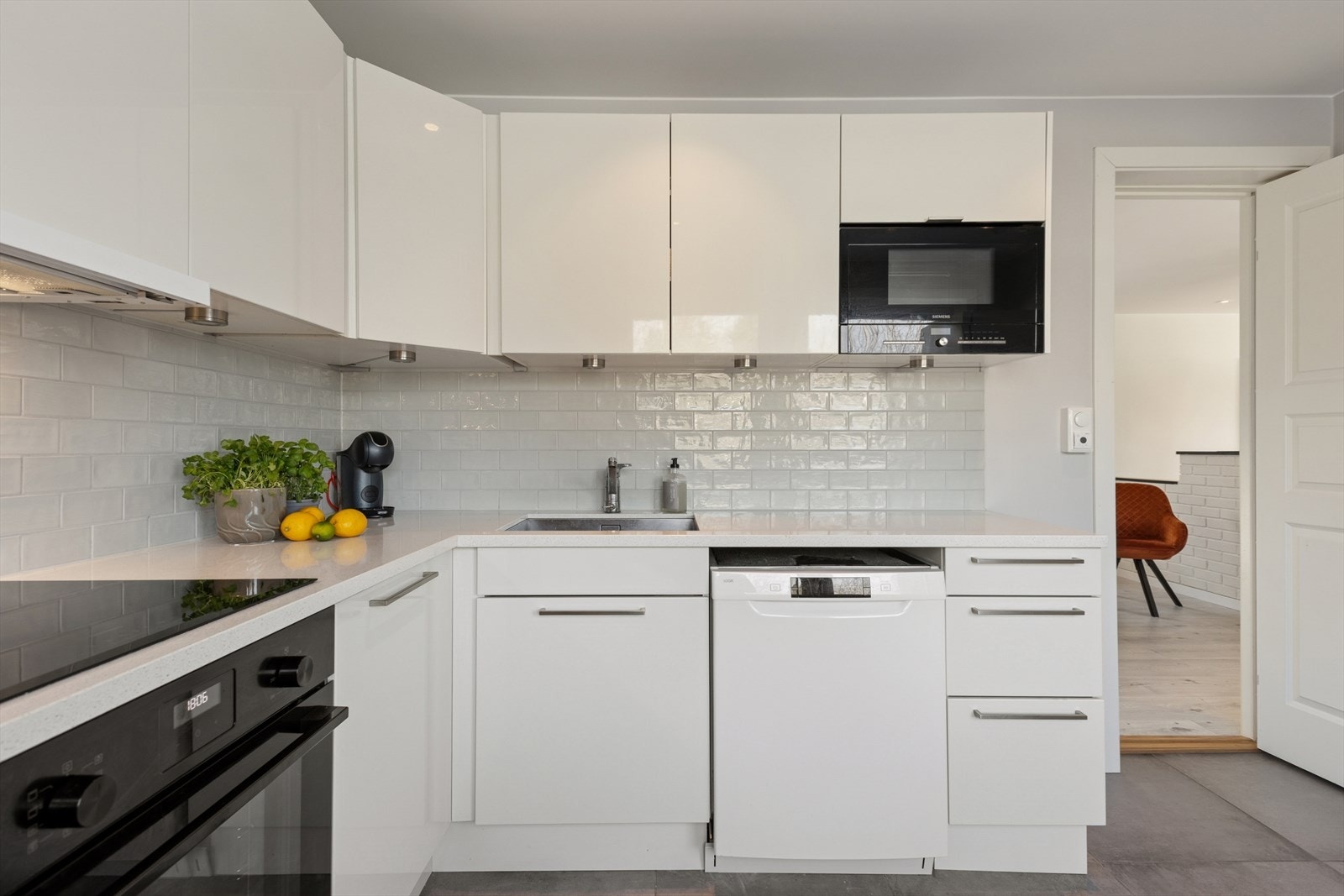 Kjøkkenet har rikelig med skap og benkplass, perfekt for både hverdagsmat og gjestebud. Galleribilde