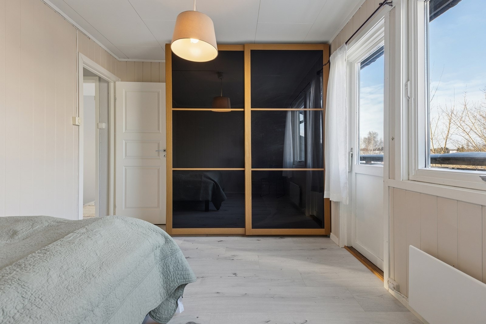 Fra soverommet kan du gå rett ut til balkongen og nyte morgensolen. Galleribilde