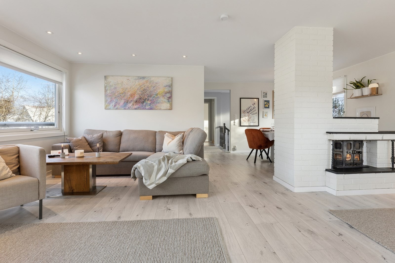 Stor og innbydende stue med rikelig naturlig lys og fleksible møbleringsmuligheter. Galleribilde