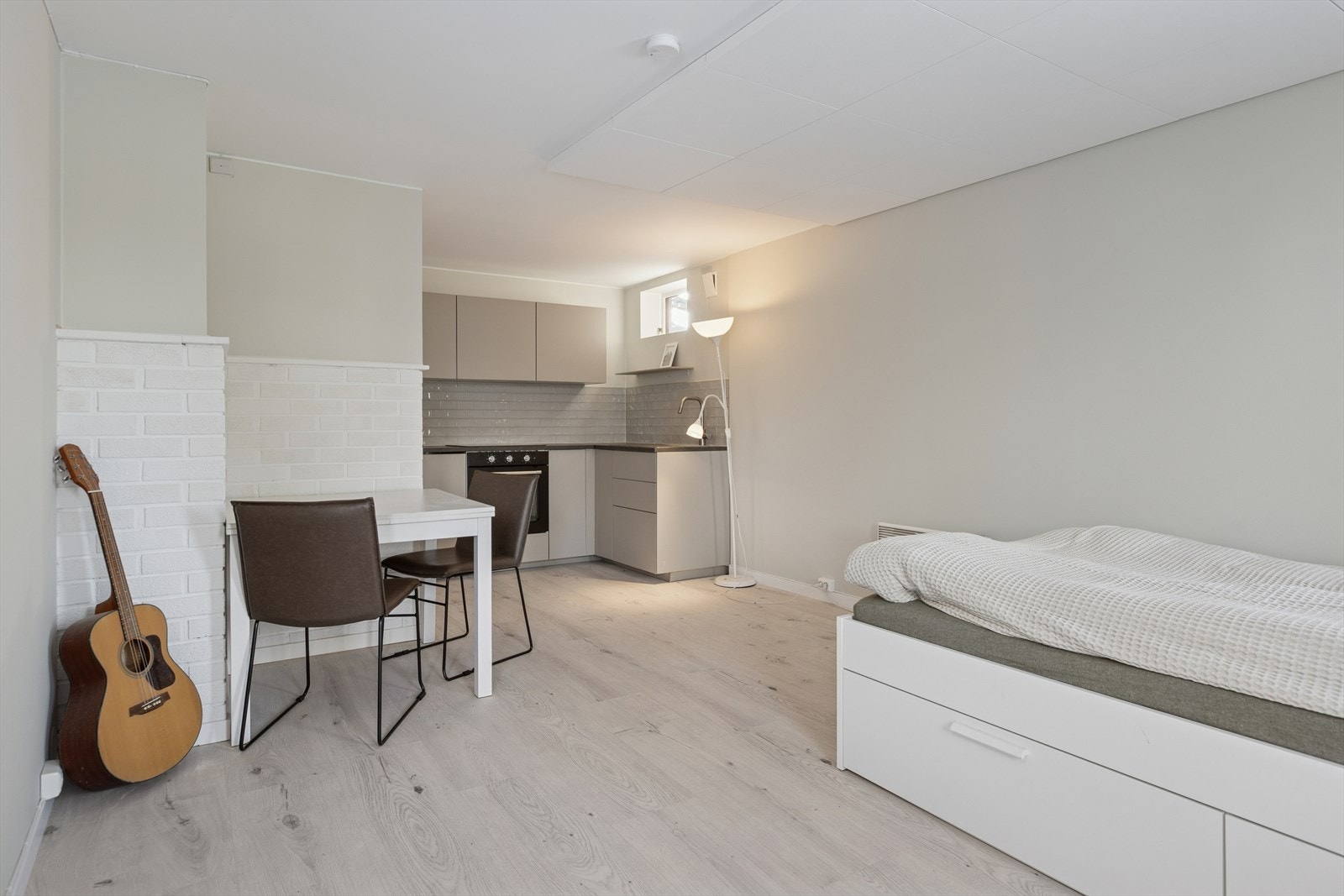 Her er det rikelig med plass til seng og sofa eller annen innredning. Galleribilde