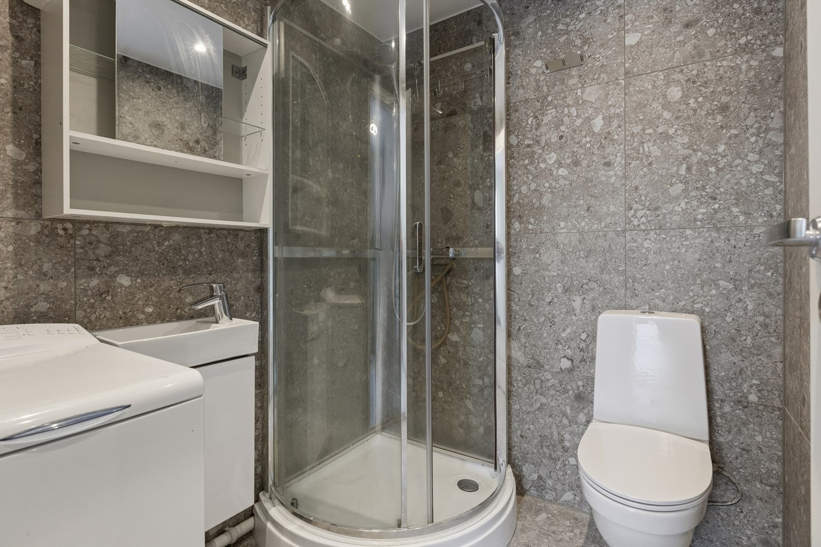 Sokkelleiligheten har et arealeffektivt baderom som dekker alle behov. Galleribilde