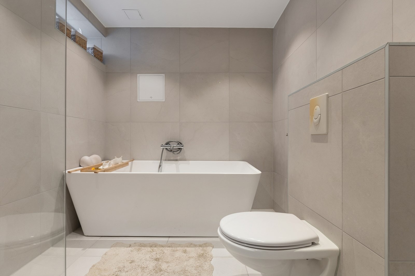 Rommet er fra 2016, her er det flisbelagt gulv og vegger. Her har du alt du trenger med både dusj og badekar. Galleribilde