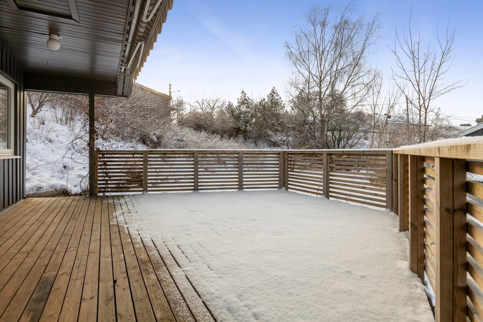 Fra stuen kan du gå rett ut til denne store terrassen som har god plass til møblering og en grill. Galleribilde