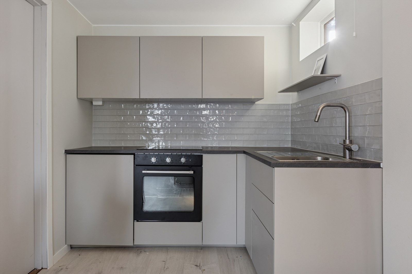 Oppgradert kjøkken i utleiedelen - rehabilitert i 2025 med moderne standard. Galleribilde