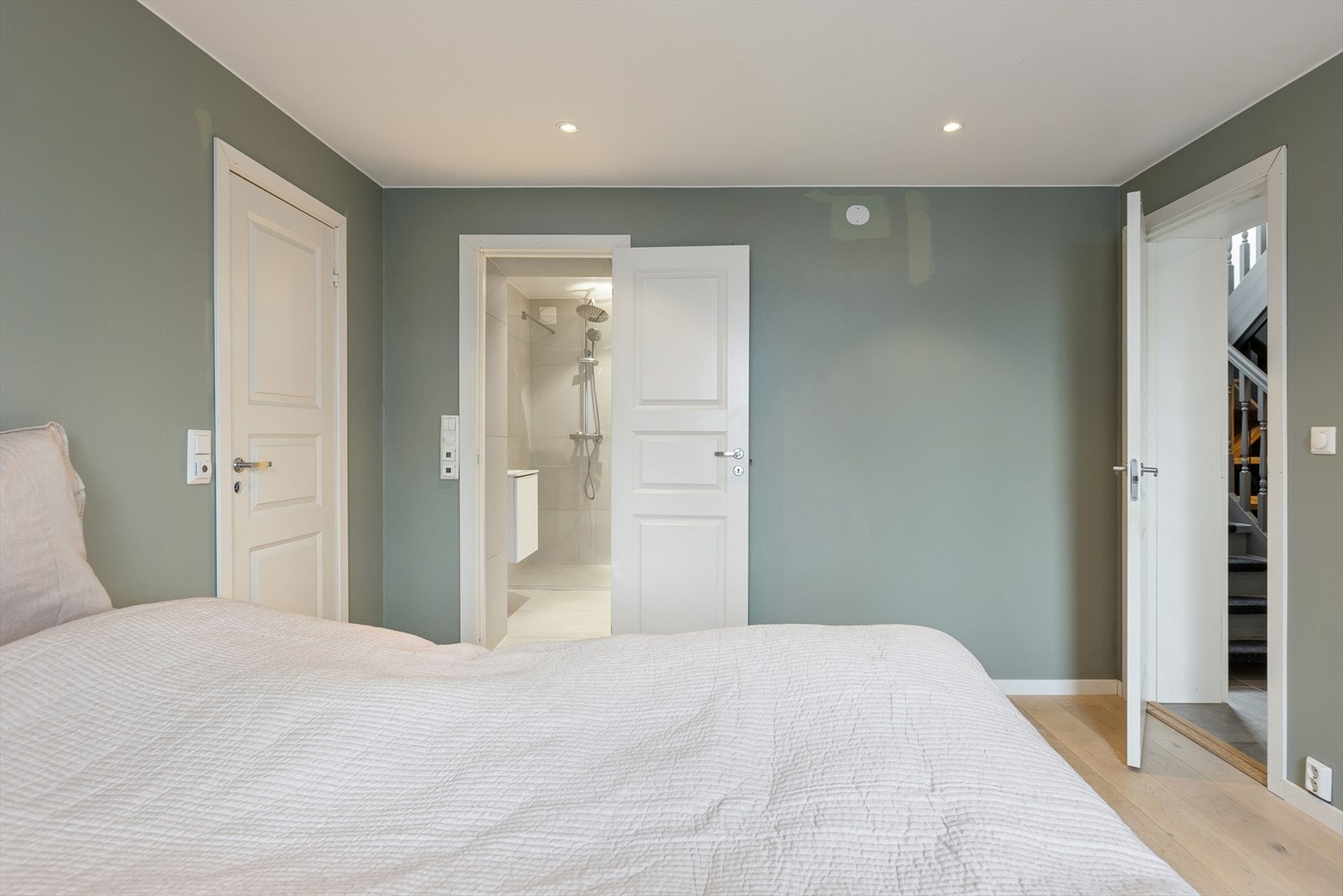 Fra rommet kan du gå videre til rom som er benyttet som walk-in eller et rom som er innredet som et bad. Galleribilde