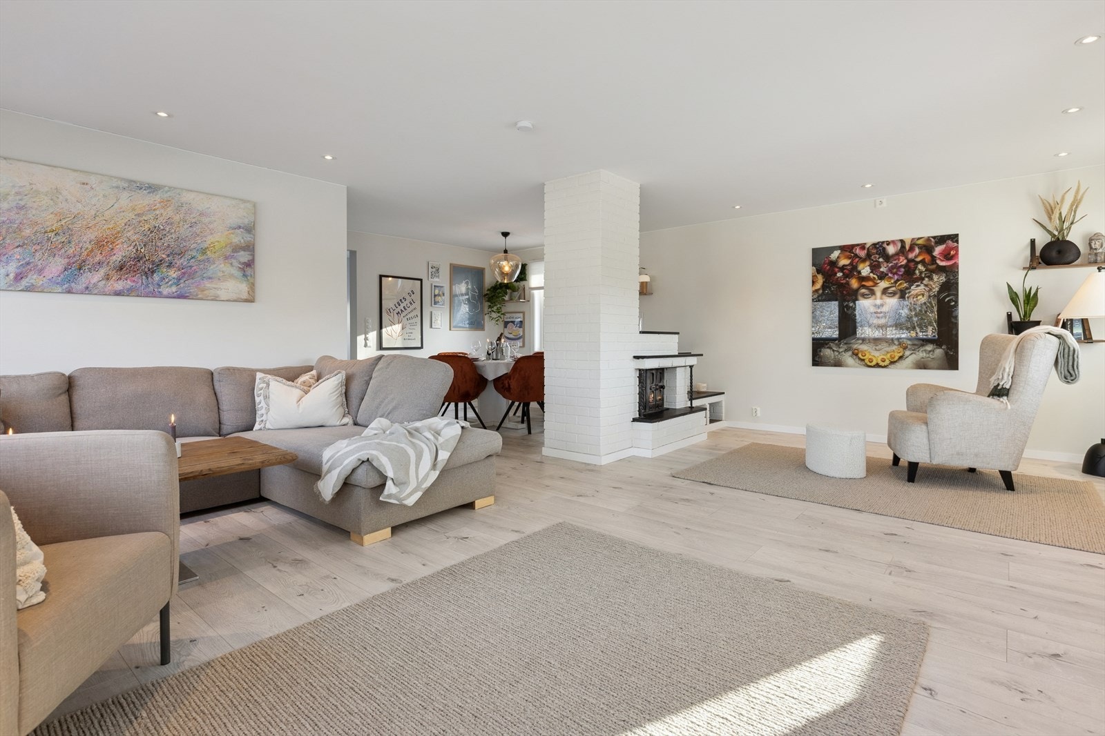 Stor og solrik stue med peis som gir rommet varme. Galleribilde