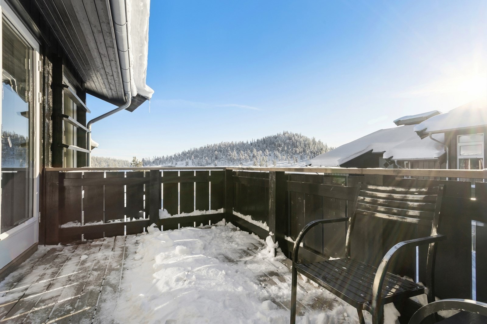 Den sørvestvendte og solrike verandaen på 8 m² gir en flott utsikt over Bøsetertjernet, og byr på gode muligheter for å nyte ettermiddagssolen i rolige omgivelser. Galleribilde