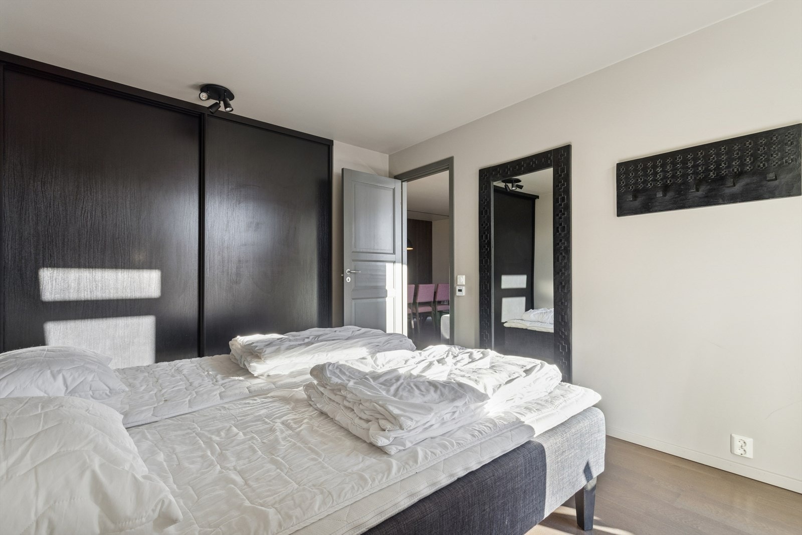 Hovedsoverommet er romslig og innredet med en god dobbeltseng og rikelig garderobeplass, noe som gir en komfortabel og praktisk løsning for hverdagsbruk og ferieopphold. Galleribilde