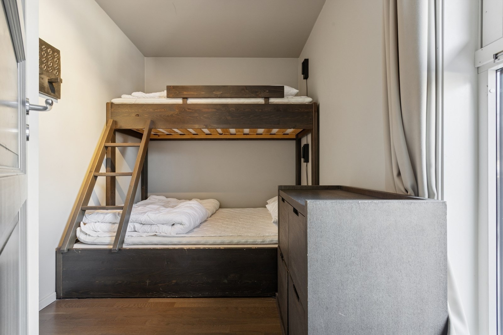 Det tredje soverommet er i likhet med soverom 2 praktisk innredet med køyeseng for effektive sengeplasser. Galleribilde