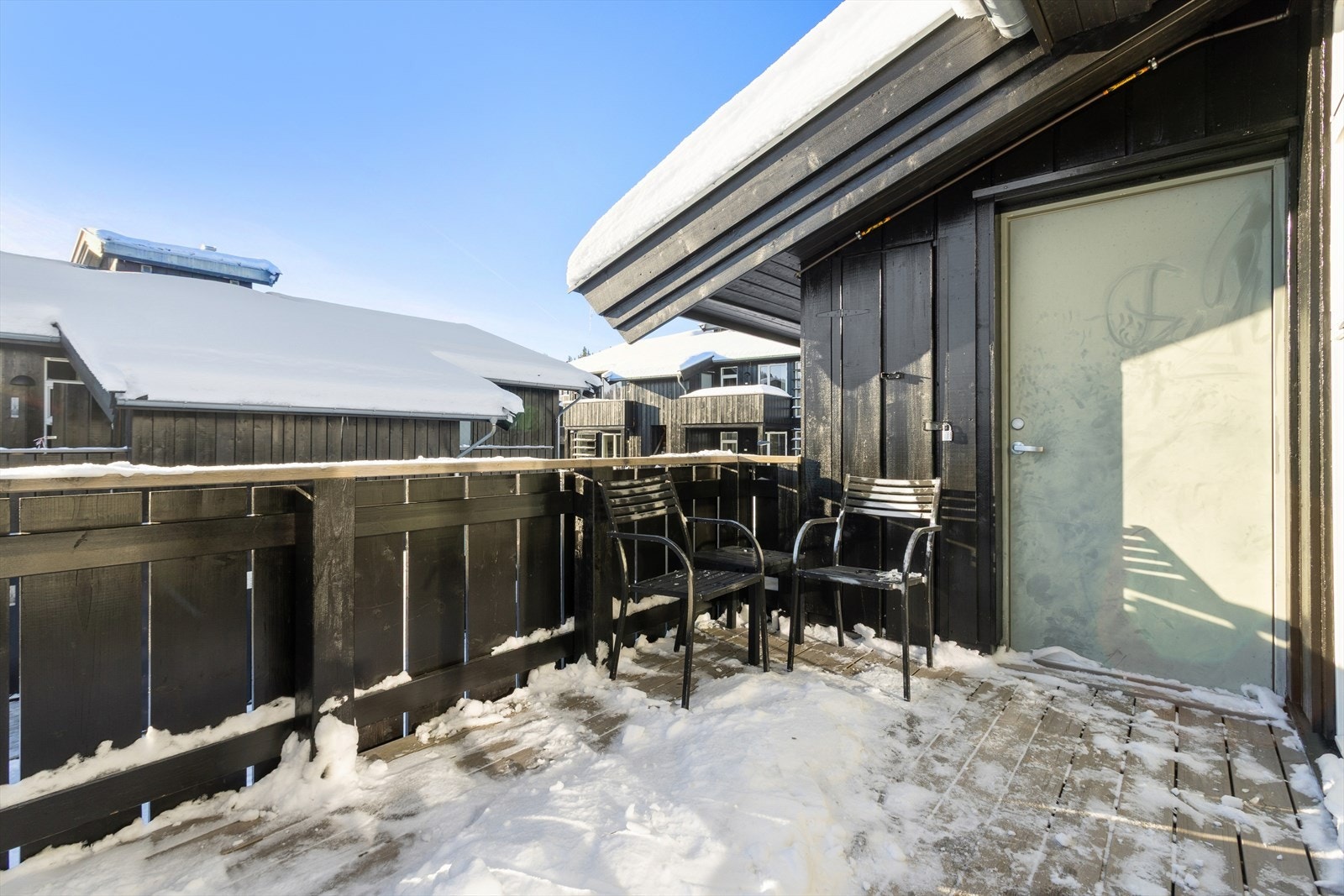 På verandaen er det tilgang til en av to låsbare uteboder for praktisk oppbevaring. Galleribilde