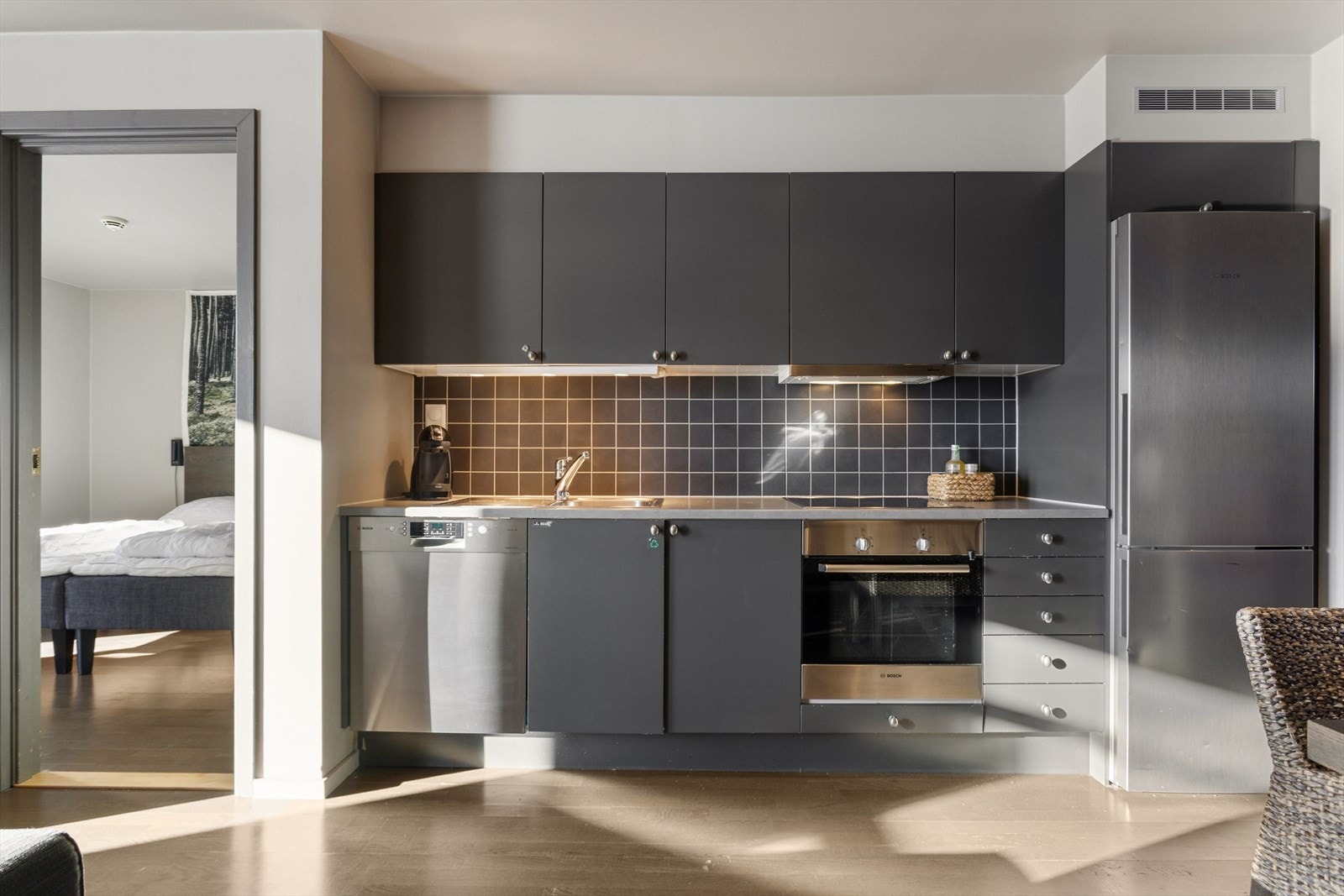 Kjøkkenet har integrert stekeovn, platetopp og oppvaskmaskin samt frittstående kjøl-/fryseskap. Galleribilde