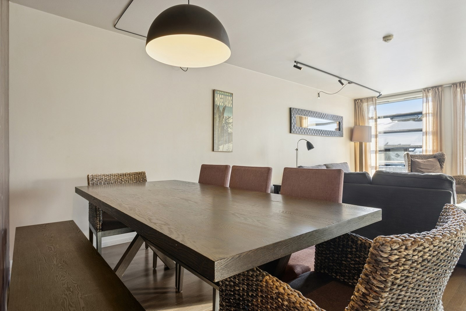 Spisestuen er en naturlig del av det sosiale allrommet, med plass til hele familien. Galleribilde