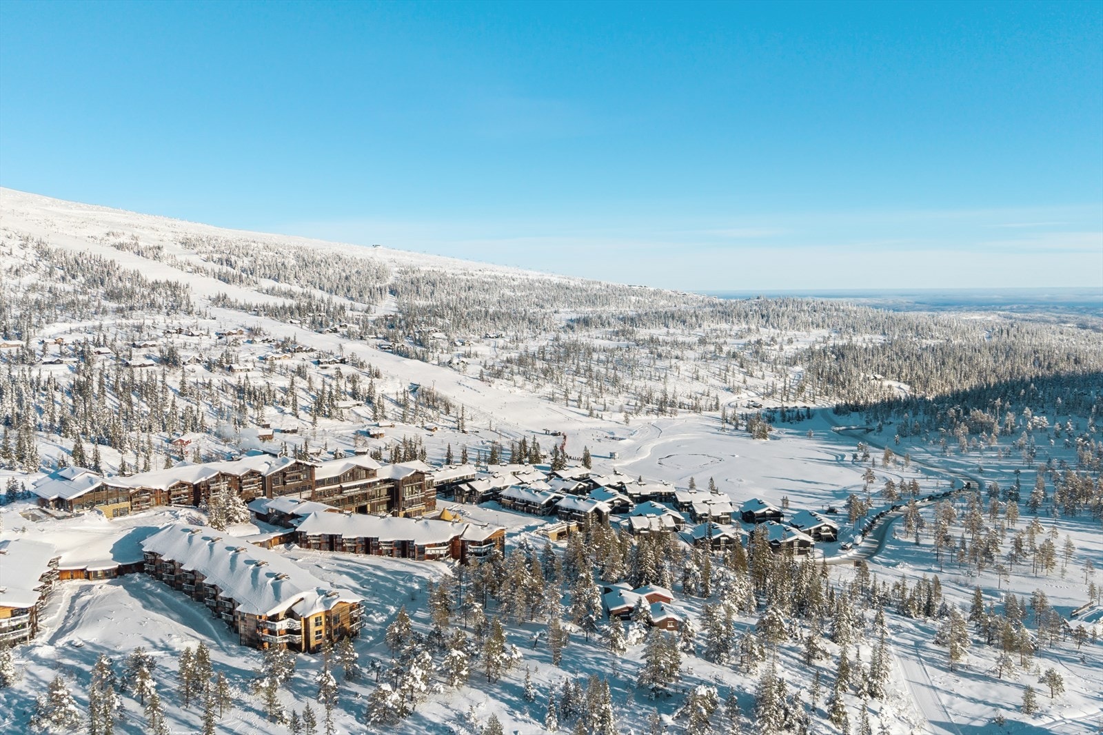 Parkering er enkelt med fri tilgang til et stort, oppvarmet parkeringsanlegg med elbilladere. Galleribilde