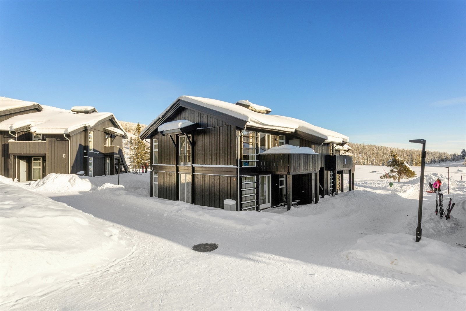 Torfinn Holen fra DNB Eiendom presenterer en attraktiv leilighet på Norefjell Ski og Spa med kort vei til alle fasiliteter og en rolig, tilbaketrukket beliggenhet nederst på feltet. Galleribilde