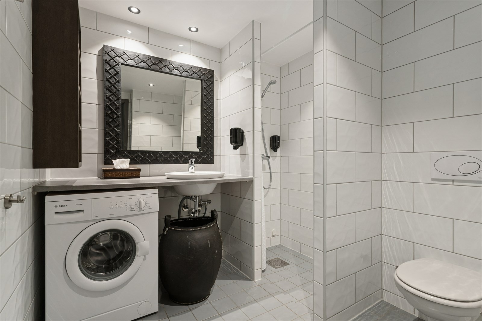 Flislagt bad med vannbåren gulvvarme og opplegg for vaskemaskin. Galleribilde