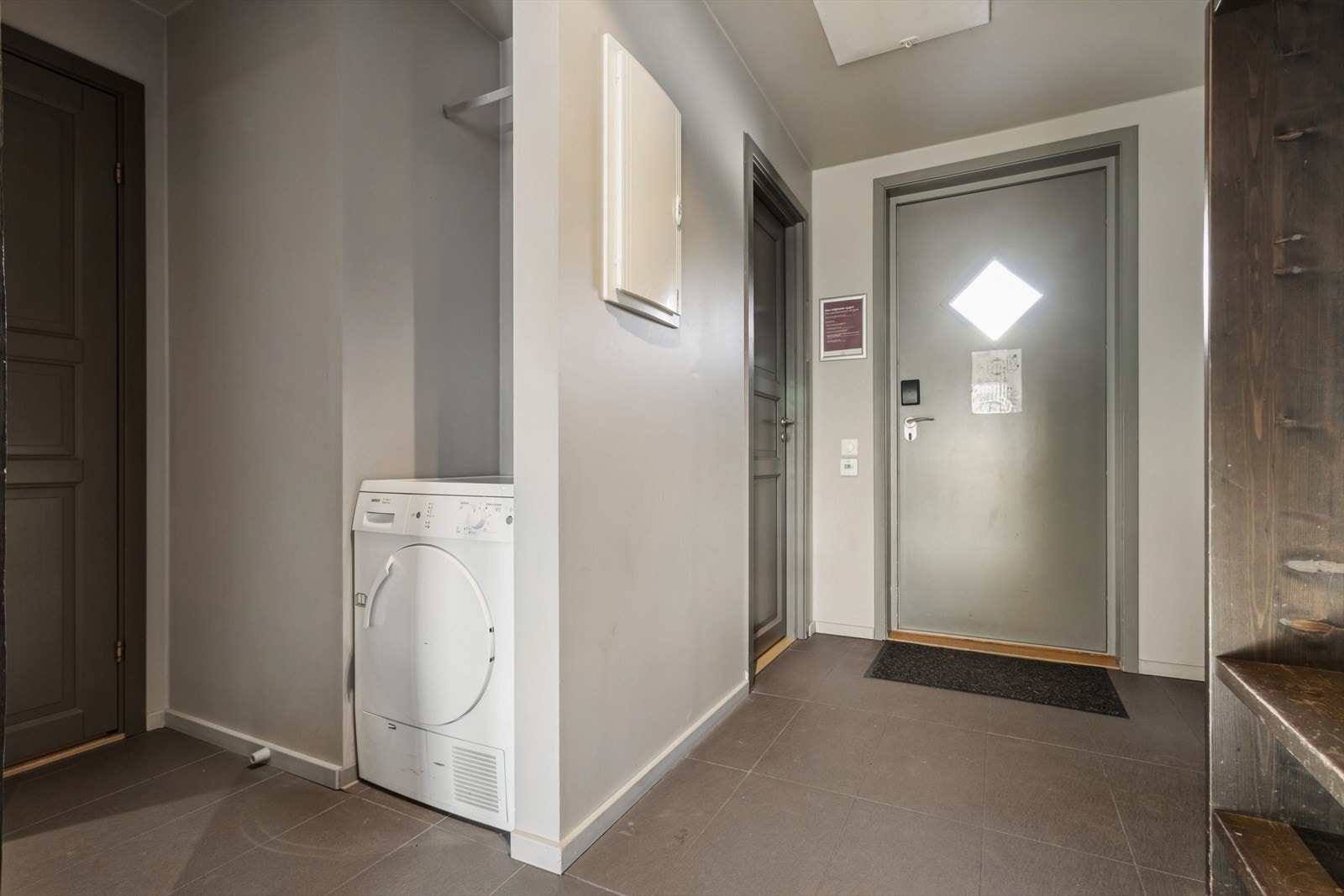 Entréen har flislagt gulv og behagelig gulvvarme. Galleribilde