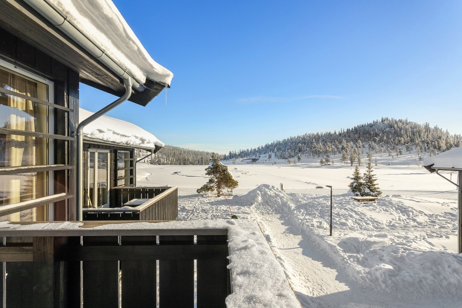 Her får du et innbydende uteområde med solrike forhold og et nydelig blikk mot vannet og fjellandskapet. Galleribilde