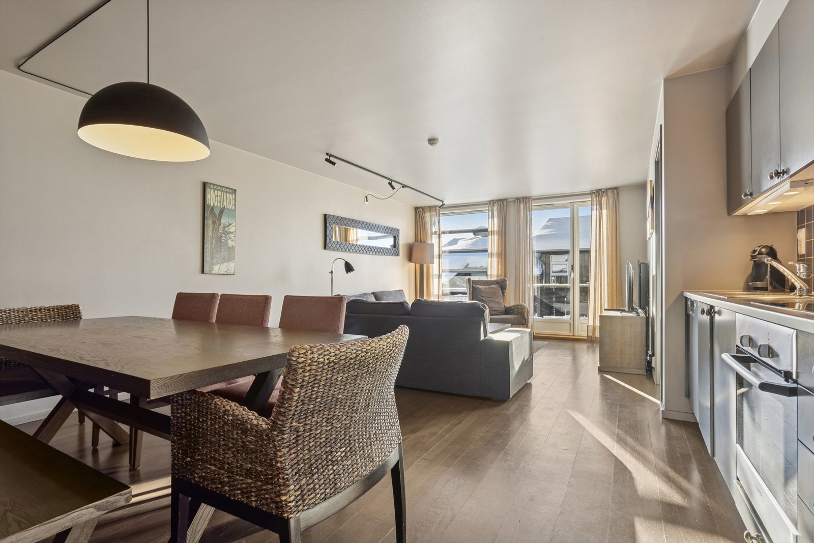 Leiligheten har en gjennomgående planløsning og alle møbler / interiør slik det fremstår på visning medfølger salget. Galleribilde