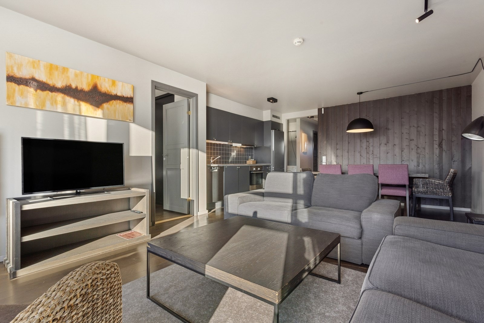 Leiligheten ligger i byggets andre etasje. Galleribilde