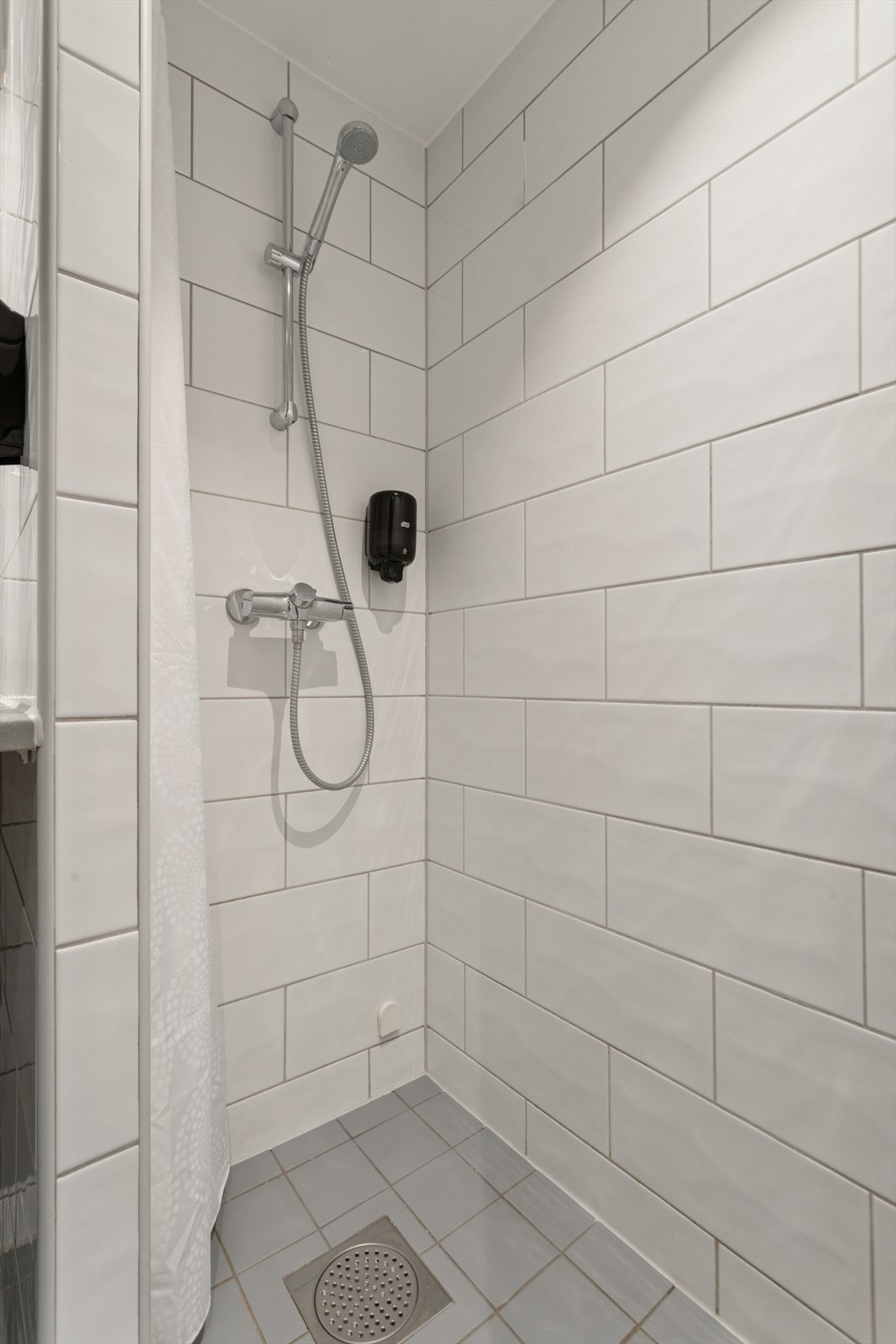 Badet har en praktisk, nedsenket dusjnisje. Galleribilde