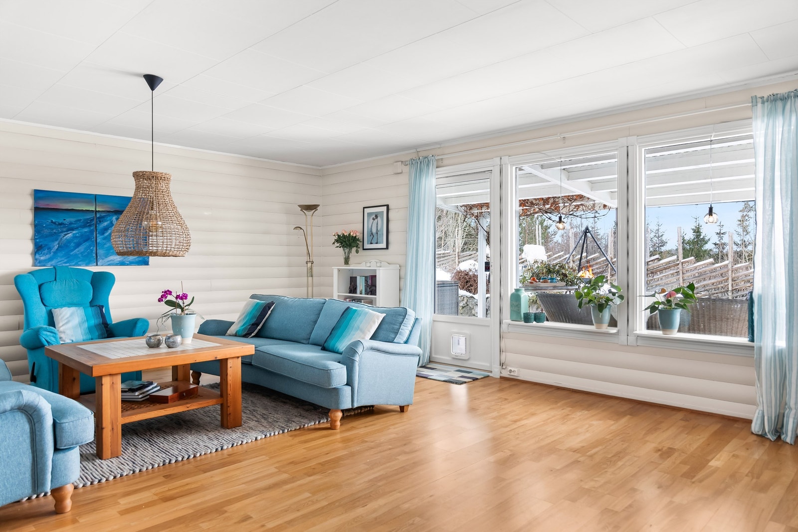 Lys og luftig stue med store vindusflater. Fra stuen er det utgang til en fin terrasse. Fotograf: Ann-Helén Nannestad/ Isnitt. Galleribilde