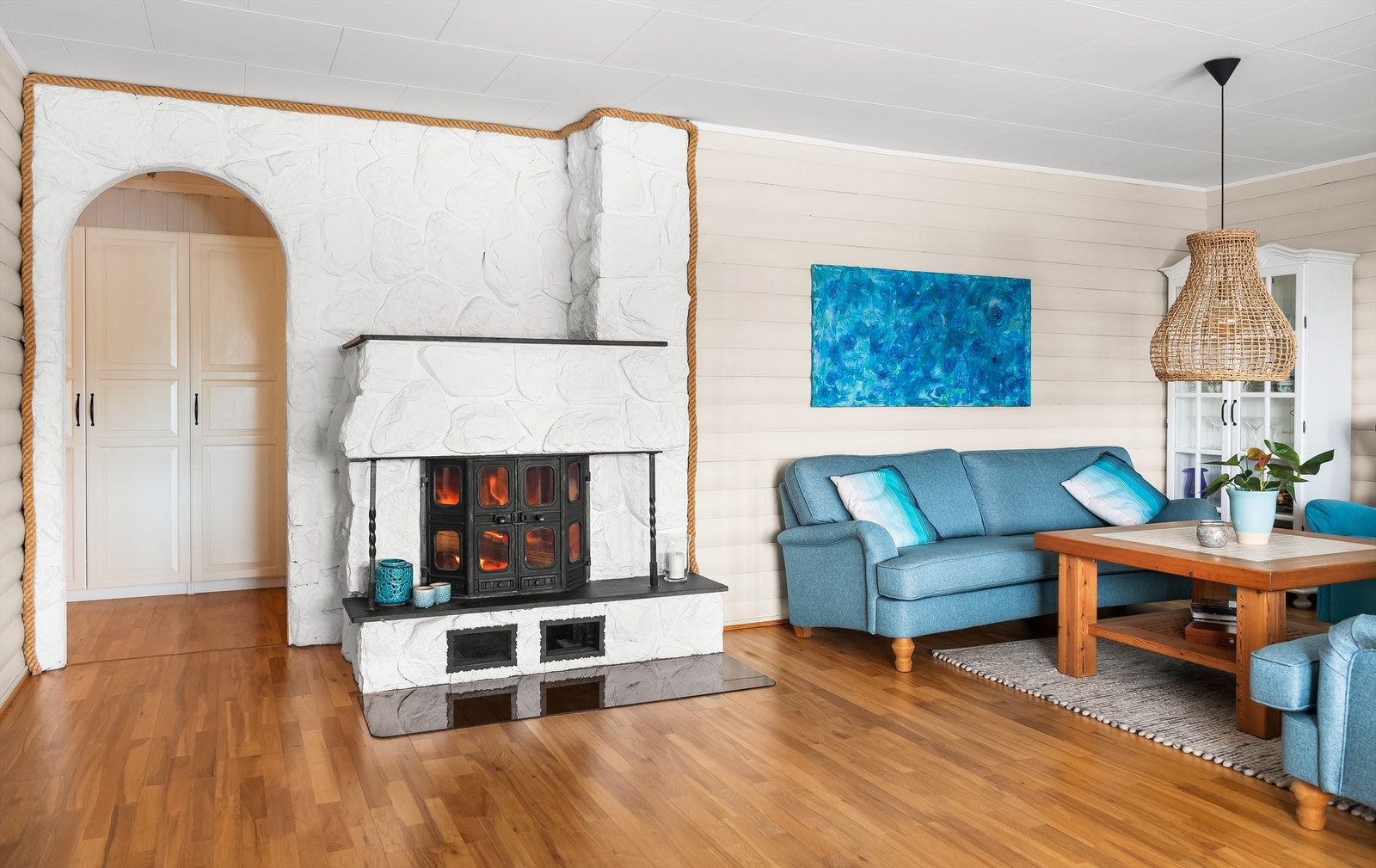 I stuen er det en peis - som gir både varme og hygge.
Boligen oppvarmes videre med elektrisitet. Her er det en varmepumpe og varmekabler i gulv finnes på bad, toalettrom og i entréen. Galleribilde