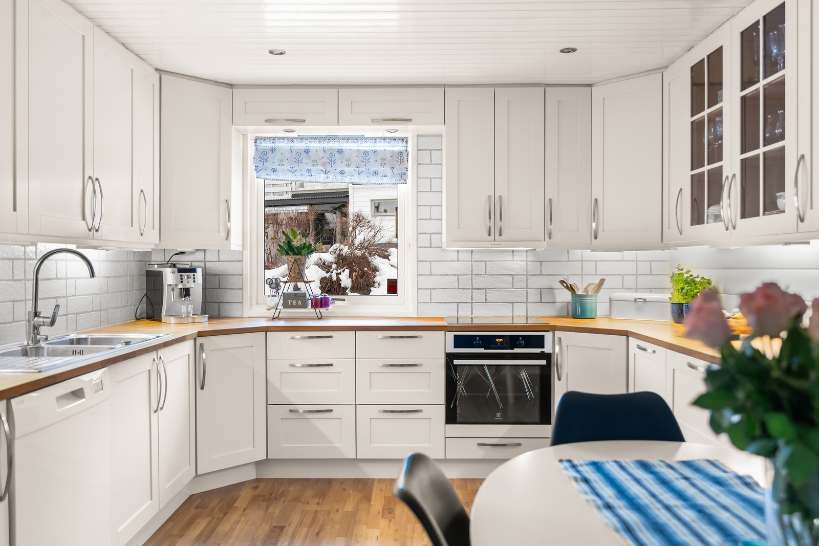 På kjøkkenet er det plass til spisegruppe. Videre er det parkettgulv, benkeplate av heltre, overskap med belysning og downlights i himling. Galleribilde