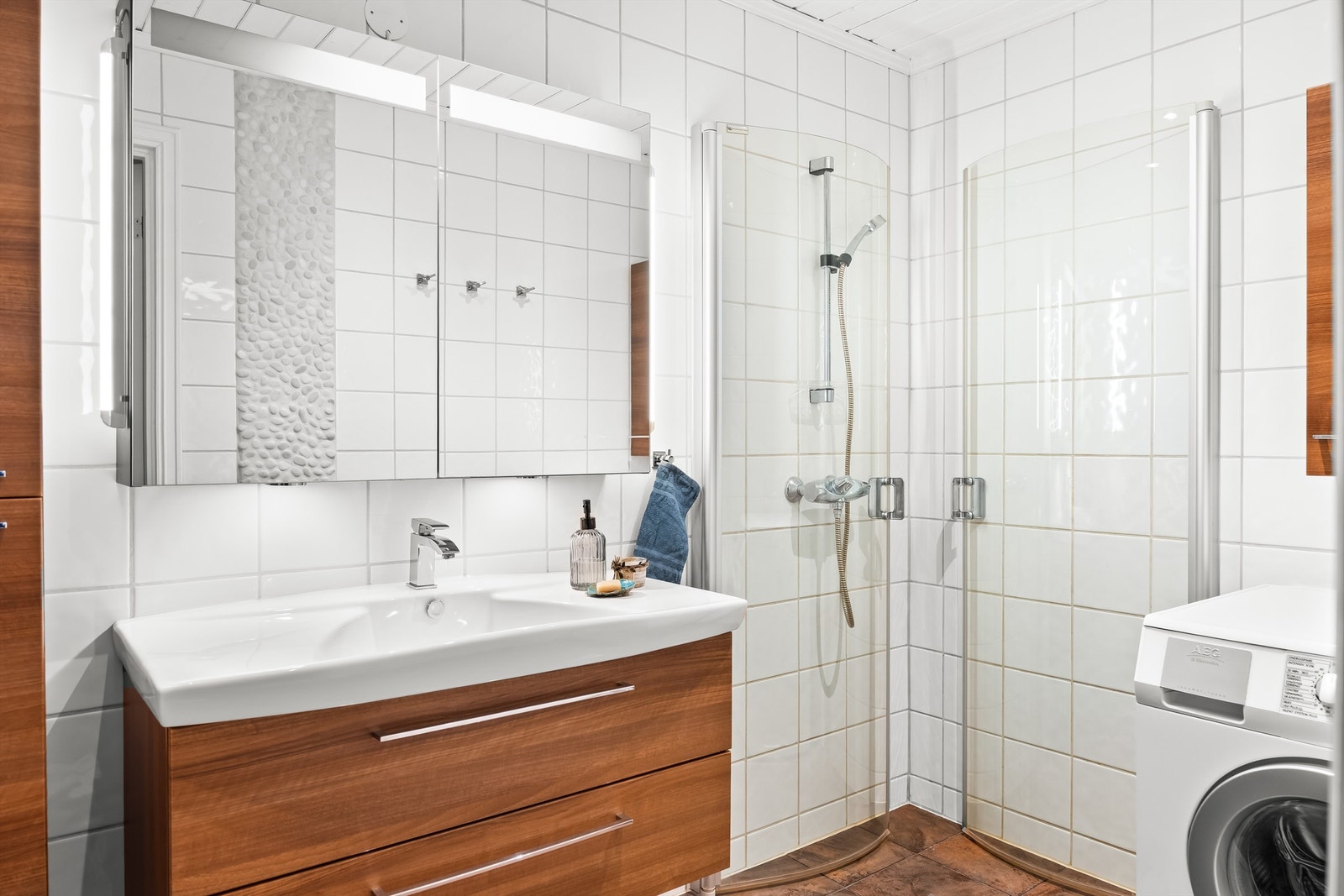 Stilrent bad med innredning fra Dansani. Galleribilde