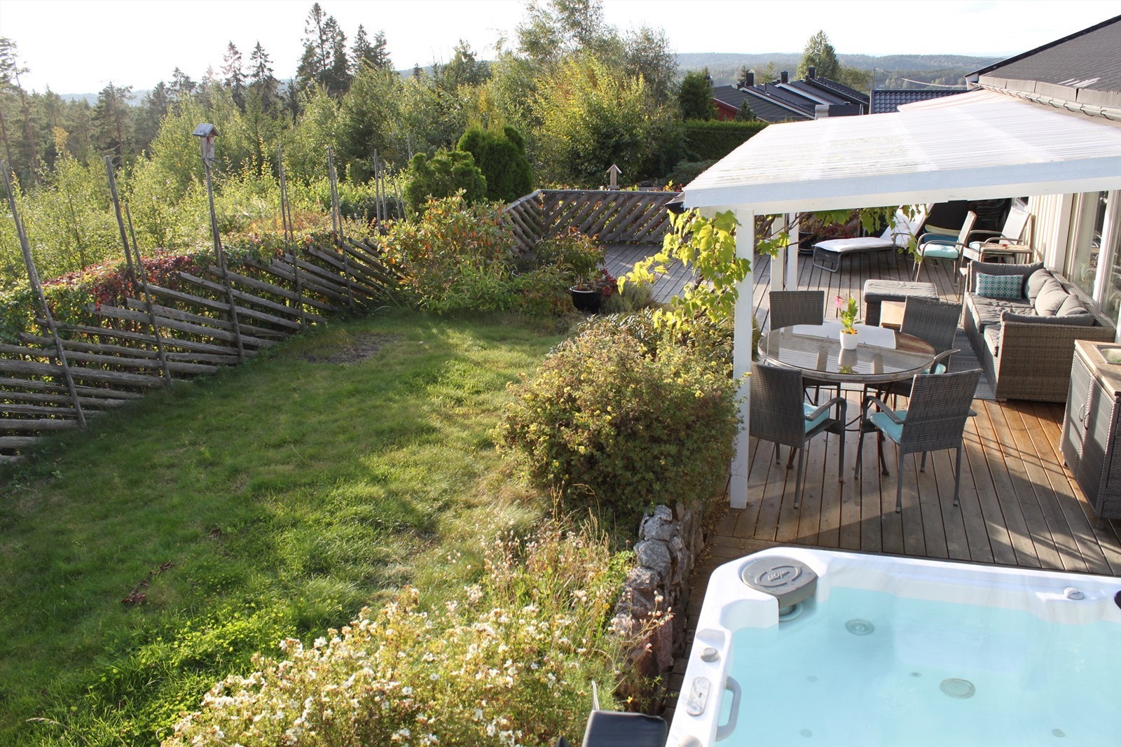 Selgers bilde av hagen! Boligen har et romslig uteområde med gode solforhold. Galleribilde