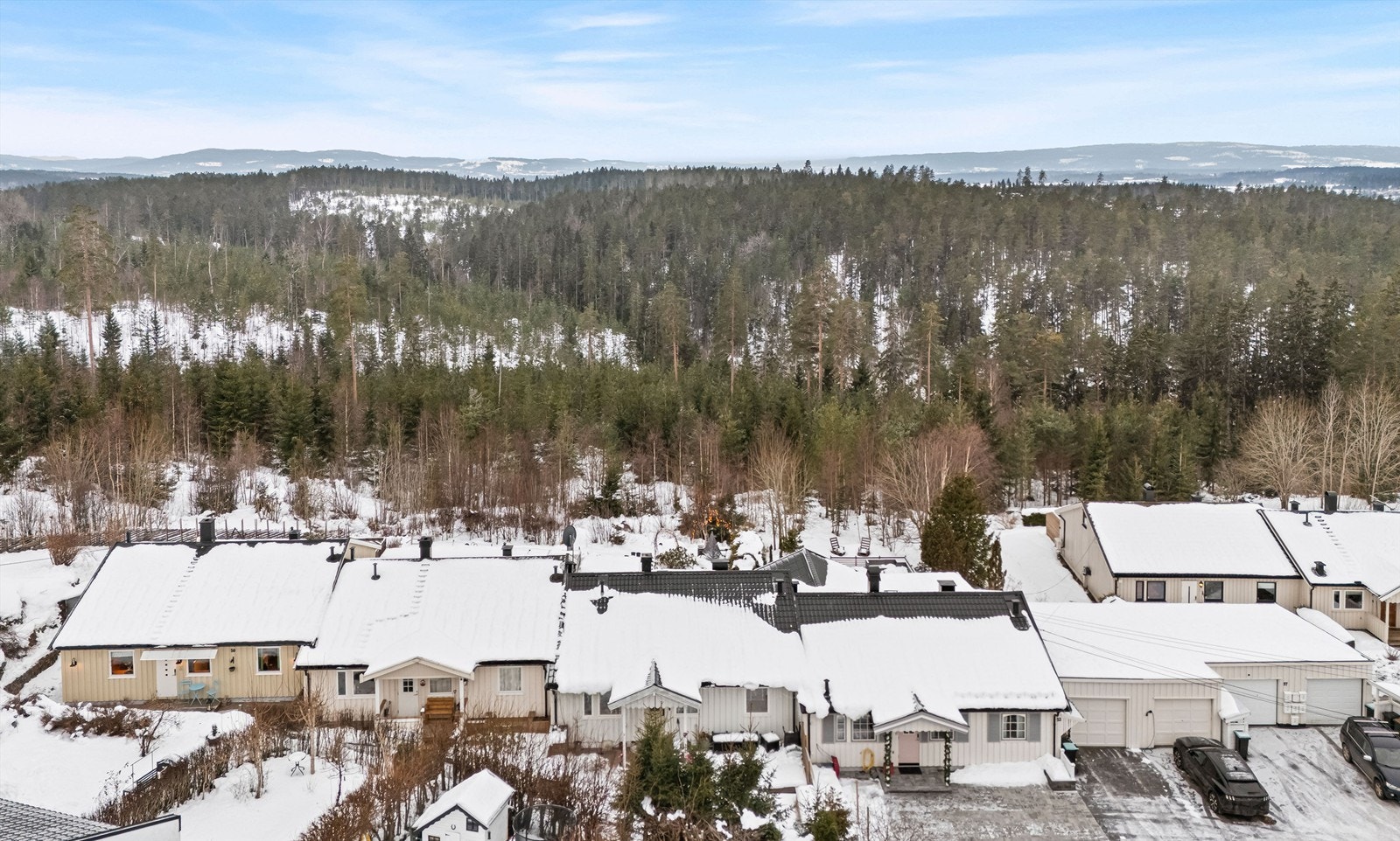 Boligen ligger på utkanten av boligfeltet. Her har du skogen som nærmeste nabo. Galleribilde