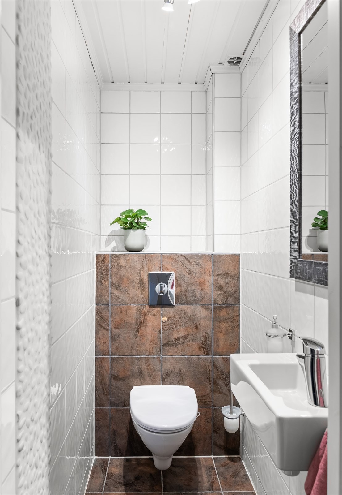 Toalettrom ved siden av badet. Galleribilde