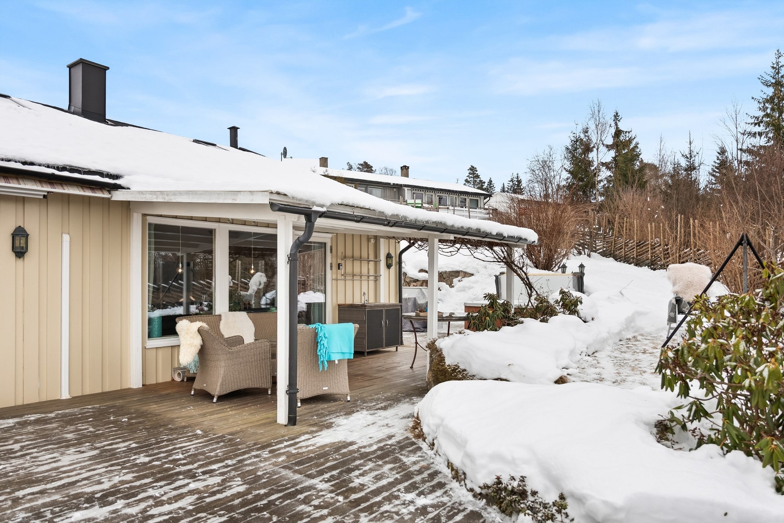 Med utgang fra stuen, finner du terrassen. Boligen har videre en flott beliggenhet. Her har du en stor hage! Galleribilde