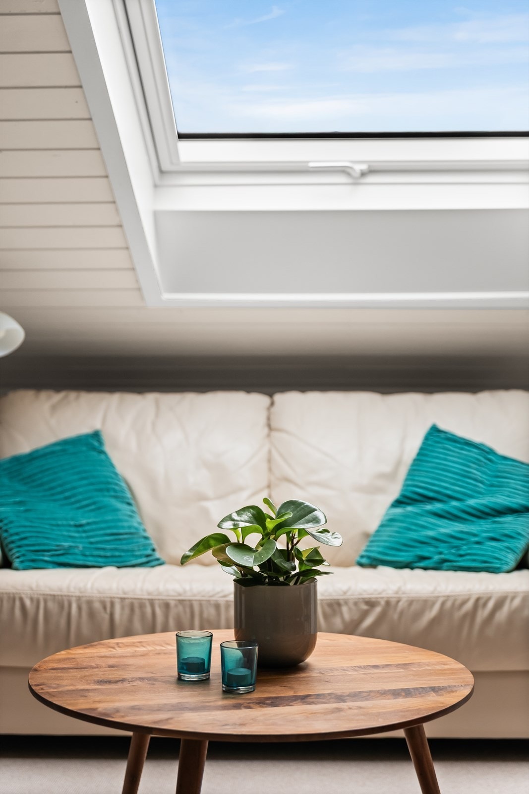 Skråtakvinduene gir god romfølelse. Galleribilde