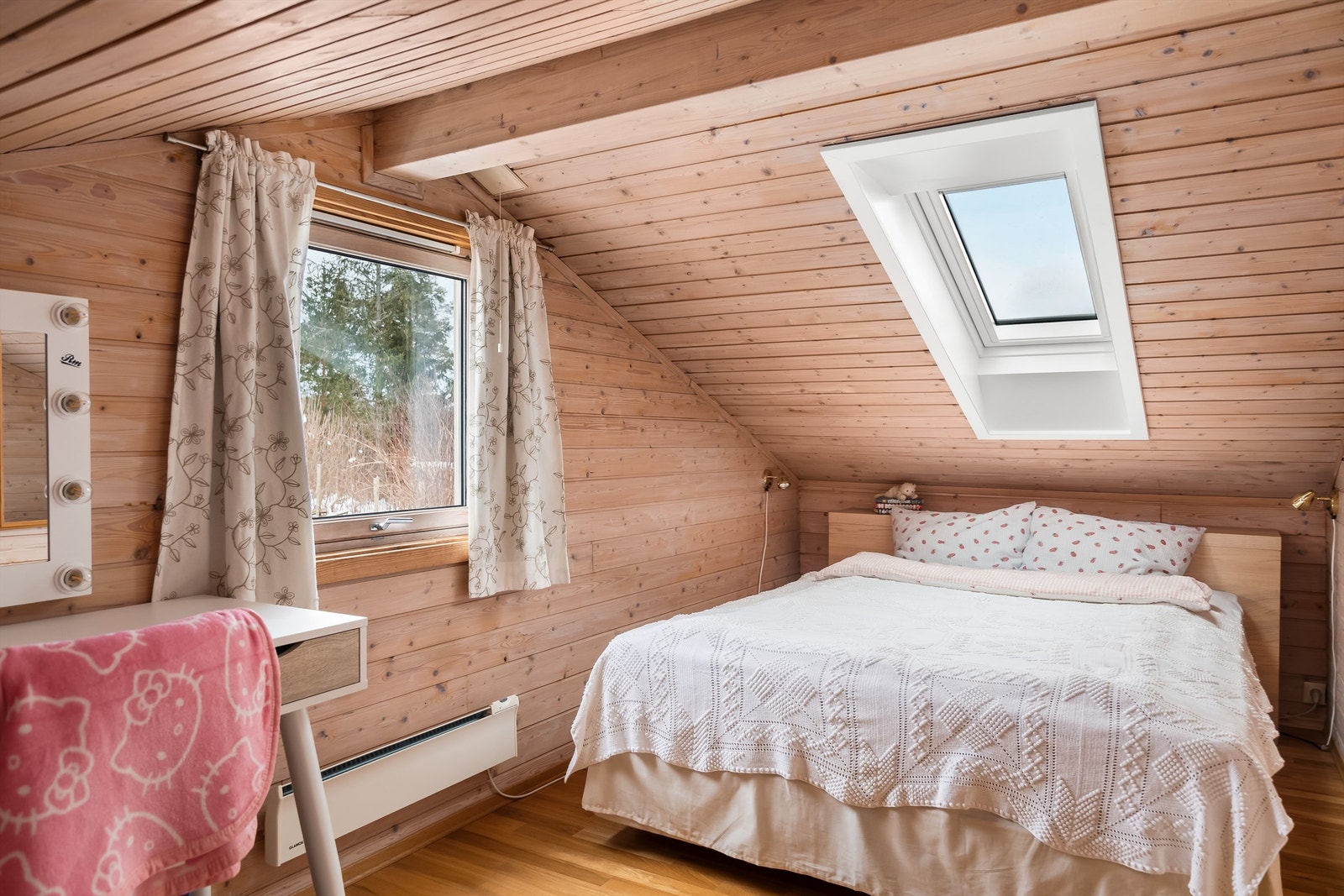 Rom i loftetasjen. Denne blir benyttet som soverom. Loftetasjen er ikke godkjent i henhold til byggetegninger. Galleribilde