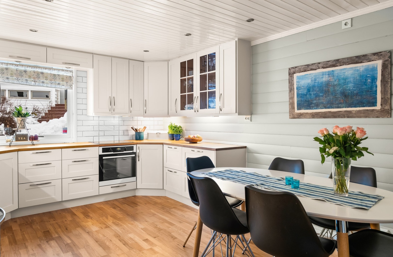 Trivelig og luftig kjøkken. Her er det rikelig med benkeplass, som gir god funksjonalitet og rom for matlaging. Fotograf: Ann-Helén Nannestad/ Isnitt. Galleribilde