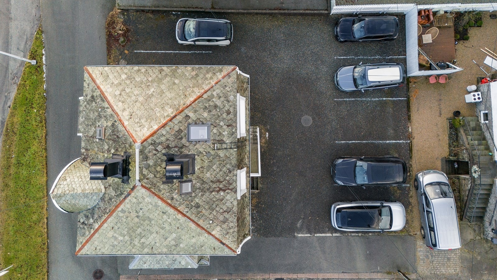 En attraktiv utleiebolig med flere parkeringsplasser som kan leies ut|. Galleribilde