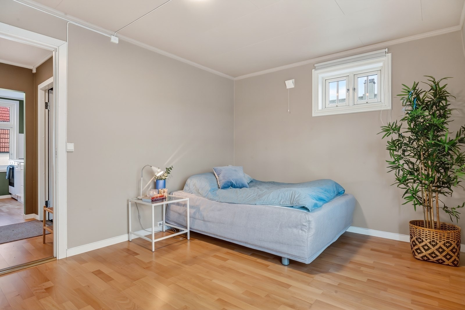 Soverom 1 av god størrelse, innredet i lyse, behagelige farger. Galleribilde