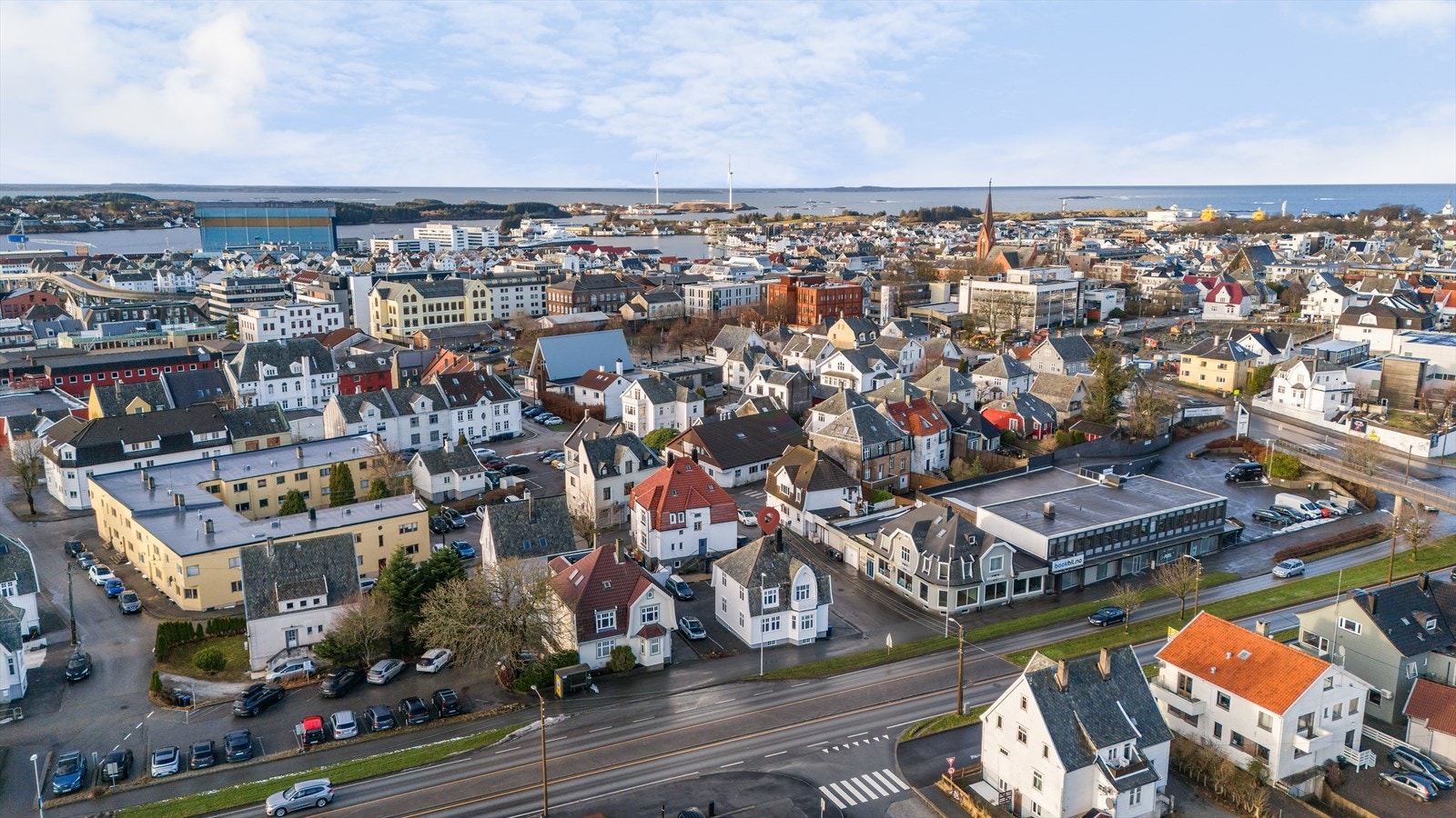 Beliggenheten er svært sentrumsnær, noe som gjør eiendommen attraktiv for leietakere og sikrer god etterspørsel over tid. Galleribilde
