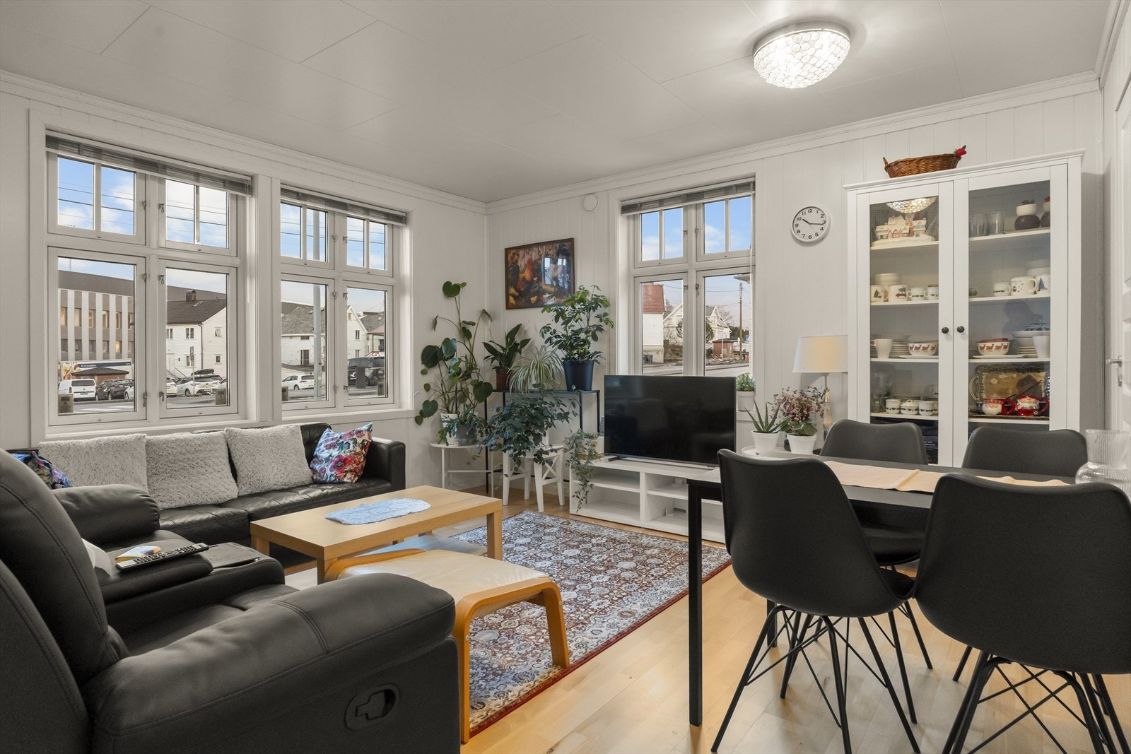 1. etasje: (etasjen er godkjent som næringslokale ref. pkt. ferdigattest). Lyst og luftig kontor med store vindusflater, innredet som stue. Galleribilde