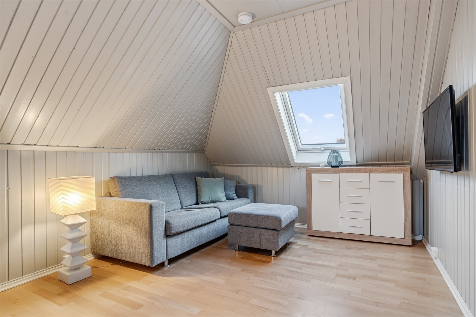 Koselig TV krok med vegghengt TV og takvindu som slipper inn godt med dagslys. Galleribilde