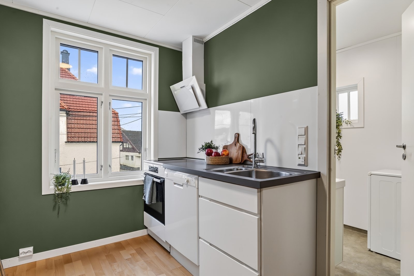 Kjøkkenet har gjennomgående stilige hvite detaljer og hvitevarer som skaper et helhetlig uttrykk (hvitevarene følger med i handelen). Galleribilde