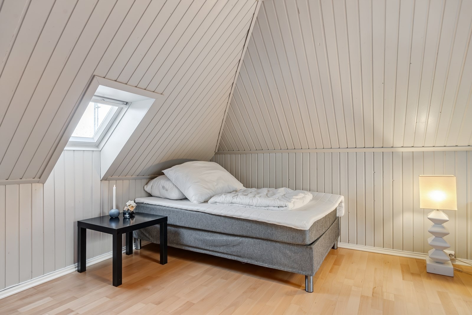 En del av rommet er innredet med seng og benyttes som soveplass. Galleribilde