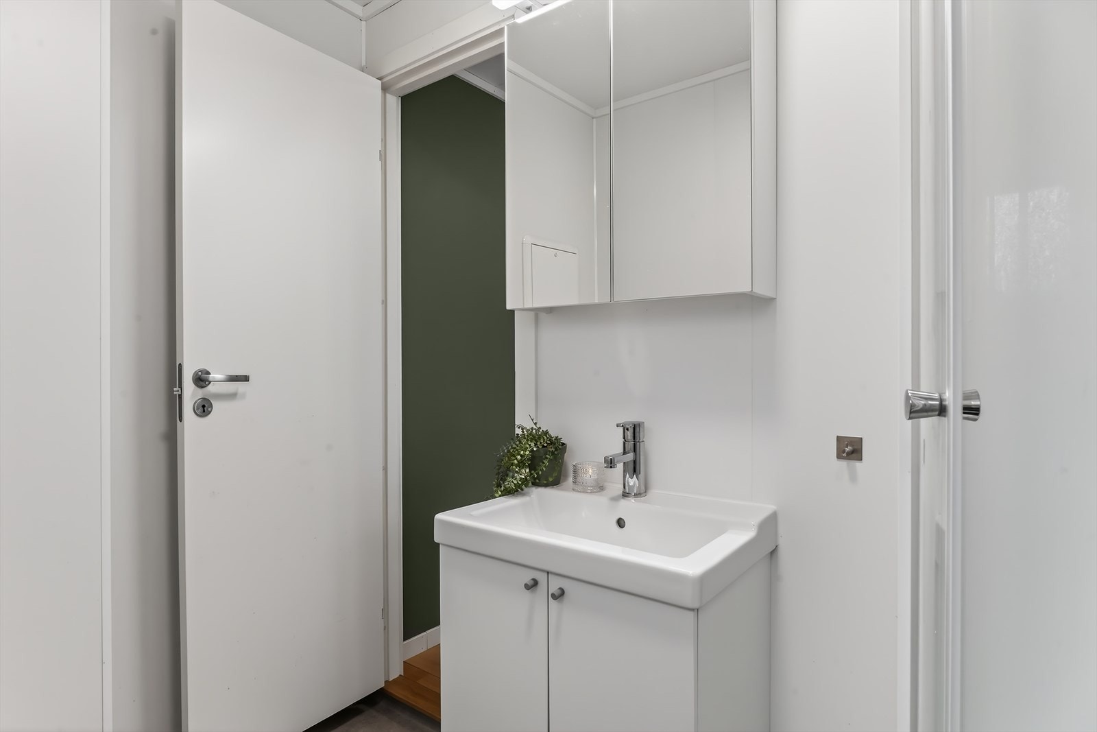 Lyst og pent baderom med moderne innredning. Galleribilde