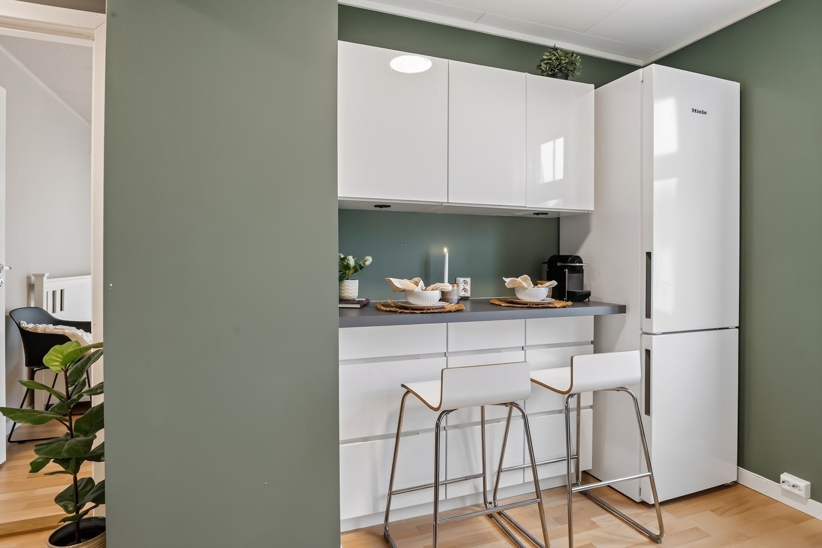 Praktisk barløsning med forlenget benkeplate som gir en naturlig og plassbesparende spiseplass. Galleribilde