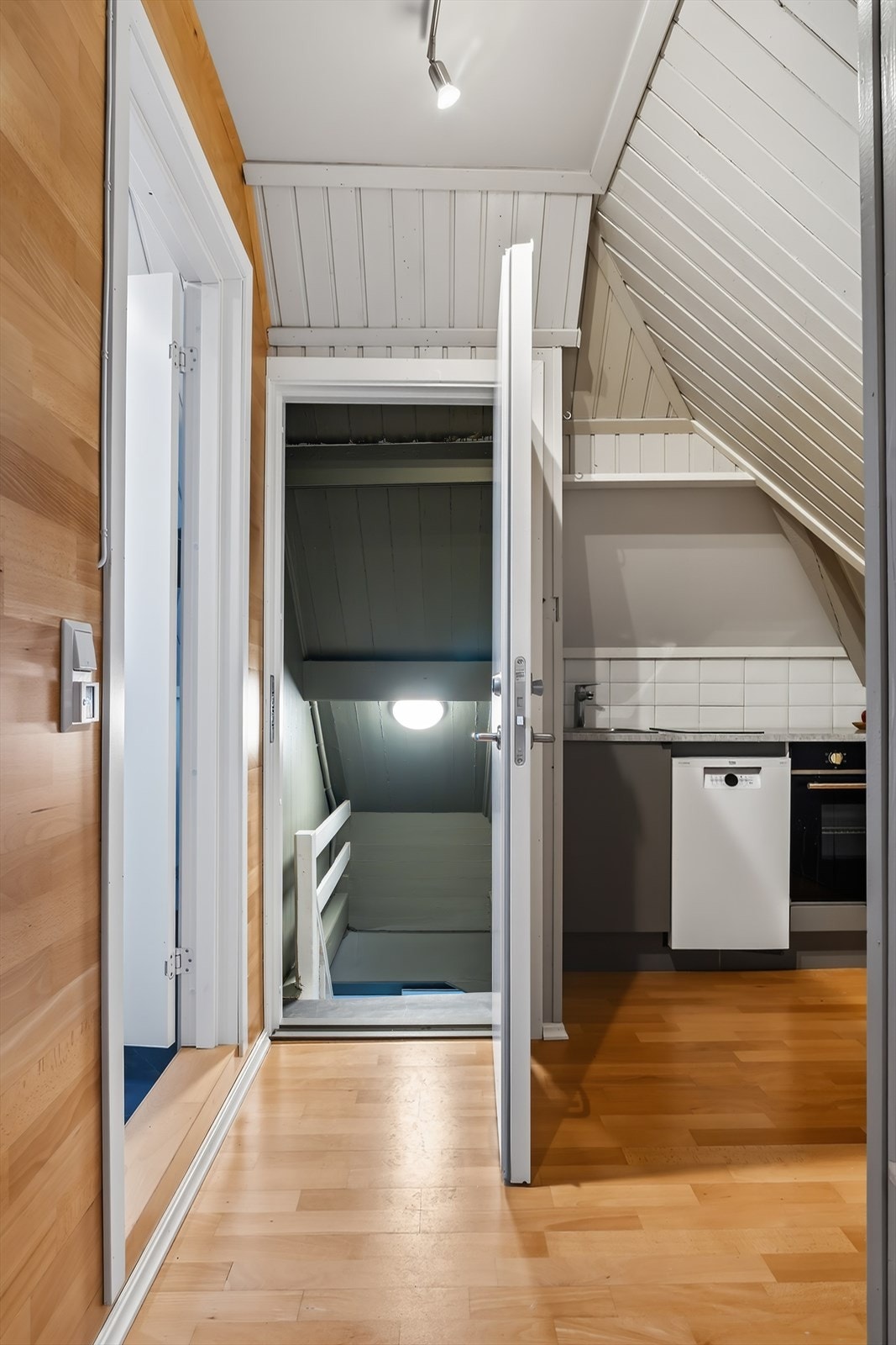 Hele loftsetasjen er ikke godkjent for varig opphold (se pkt. ferdigattest). Galleribilde