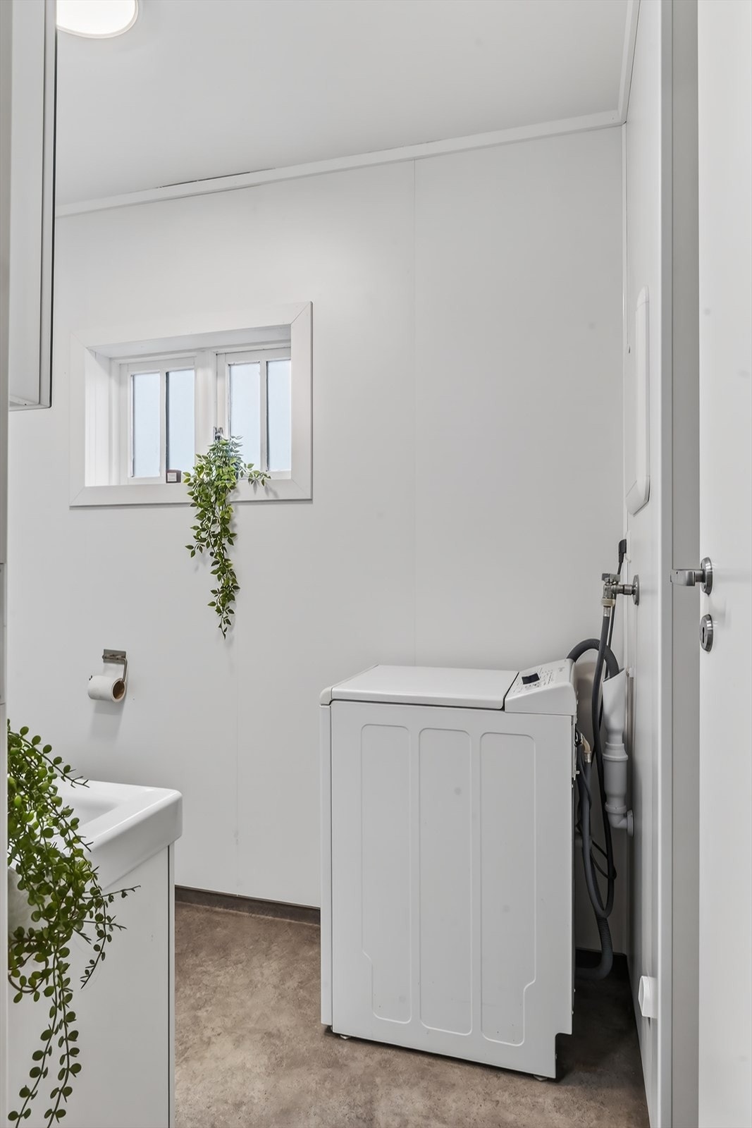 Badet har opplegg for vaskemaskin og plass til tørketrommel. Galleribilde