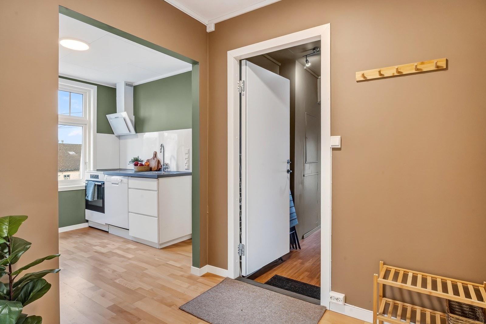 Gang i åpen løsning mot kjøkken med god plass til oppheng av yttertøy. Galleribilde