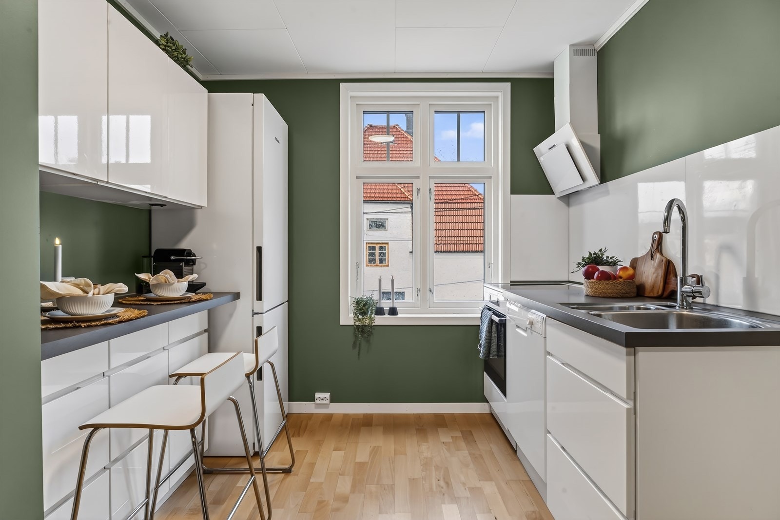 Lekkert kjøkken i høyglans med god skap- og benkeplass. Galleribilde